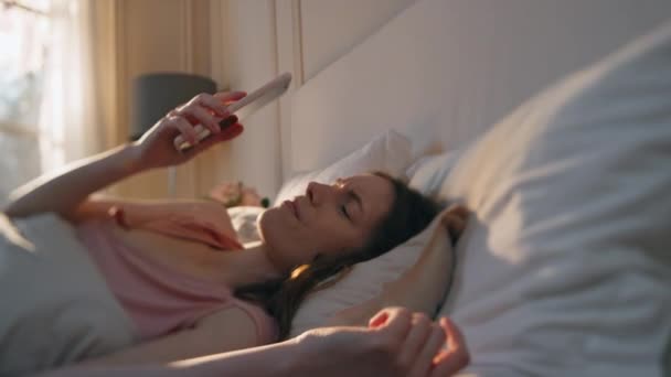 Una Mujer Apagando Despertador Temprano Mañana Chica Infeliz Volviendo Dormir — Vídeos de Stock