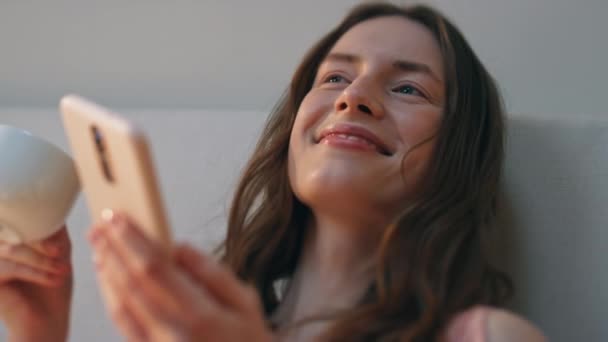 Mujer Relajada Mirando Cerca Teléfono Móvil Sonriente Chica Feliz Celebrar — Vídeo de stock