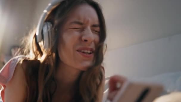 Chica Feliz Disfrutando Música Los Auriculares Primer Plano Casa Mujer — Vídeos de Stock