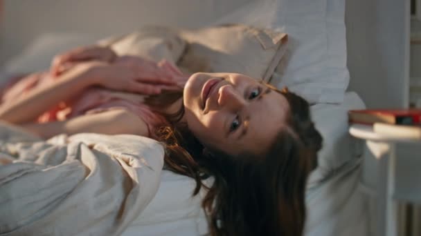 Fechar Mulher Encantadora Deitado Cama Confortável Menina Sorrindo Sonhando Olhar — Vídeo de Stock