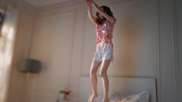 아침에 침대에서 뛰어내리는 흥분된 활기찬 목록으로 잠옷에 즐거운 시간을 즐기는 — 비디오