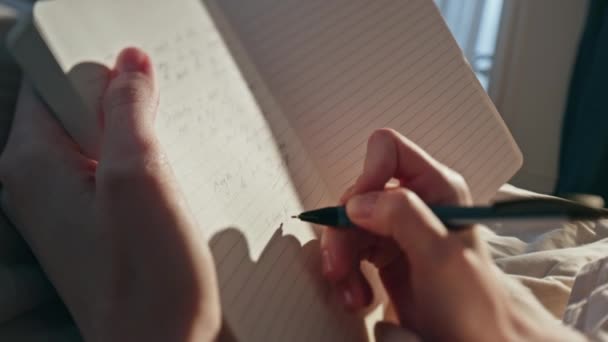 Женщина Пишет Дневник Солнечном Свете Крупным Планом Женщина Делает Заметки — стоковое видео