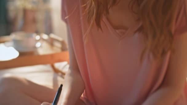 Adolescente Escrevendo Diário Luz Sol Closeup Mãos Segurando Caneta Anotando — Vídeo de Stock