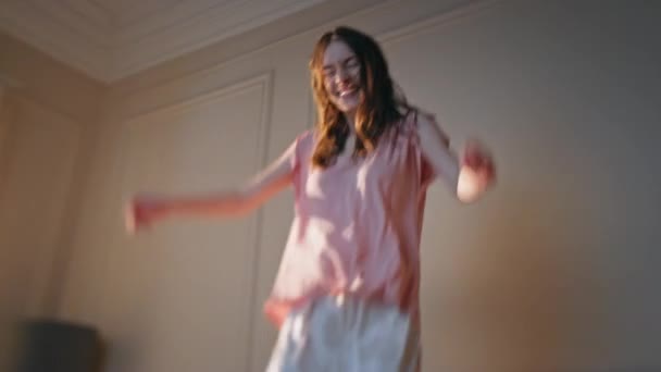 Беззаботная Девушка Падает Постель Утренним Солнцем Счастливый Веселый Подросток Прыгающий — стоковое видео