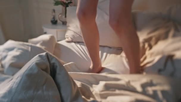 Kapalı Bacaklar Sabah Güneşinde Yataktan Atlıyor Pijamalarıyla Dans Eden Heyecanlı — Stok video