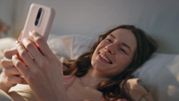 Obekymrad Flicka Njuter Virtuella Samtal Hemma Närbild Leende Kvinnlig Videokamera — Stockvideo