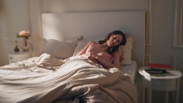 Λυπημένη Γυναίκα Που Δεν Αισθάνεται Καλά Ξαπλωμένη Στο Κρεβάτι Απογοητευμένη — Αρχείο Βίντεο