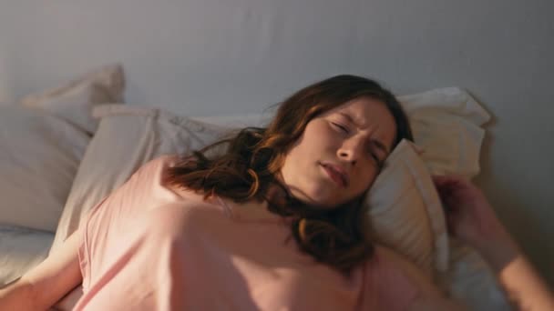 Gros Plan Femme Tardive Réveillant Dans Lumière Soleil Fille Frustrée — Video