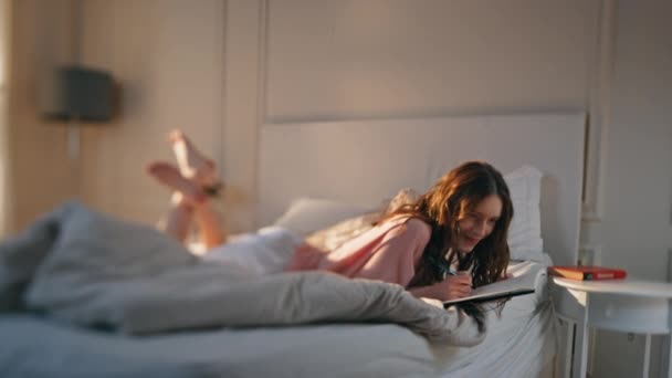 有思想的女人在早上写日记 梦幻般的青少年在躺在床上的笔记本上分享他们的想法 浪漫快乐的女孩利用组织者的计划日 灵感的想象概念 — 图库视频影像