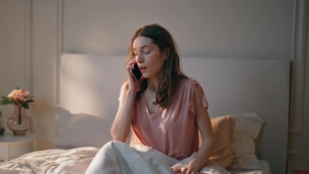 Sabahları Telefonda Konuşan Endişeli Bir Kız Stresli Bayan Pazartesi Günü — Stok video