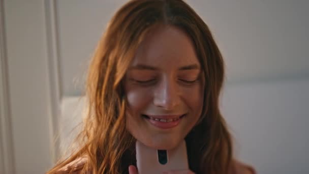 Femme Satisfaite Tenant Smartphone Gros Plan Lumière Soleil Adolescente Heureuse — Video