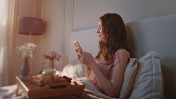 Schöne Modell Mit Handy Gemütlichen Schlafzimmer Nahaufnahme Gelassenes Morgenmädchen Das — Stockvideo