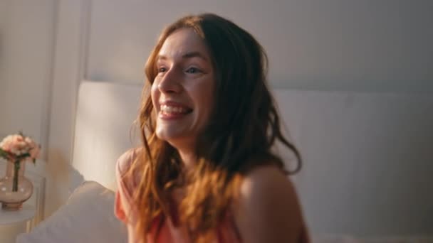 Nahaufnahme Schöne Mädchen Lachen Der Heimat Interieur Entspannte Lächelnde Frau — Stockvideo