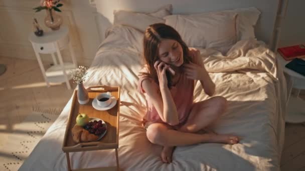 Ontspannen Meisje Sprekende Smartphone Zonnige Slaapkamer Vrolijke Vrouw Geniet Van — Stockvideo