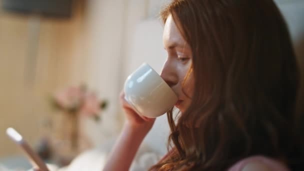 Uśmiechnięta Kobieta Ciesząca Się Kawą Porannym Zbliżeniu Spokojna Kobieta Korzystająca — Wideo stockowe