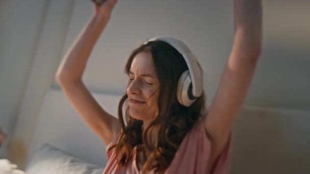 Feliz Chica Bailando Auriculares Casa Primer Plano Mujer Joven Escuchando — Vídeos de Stock