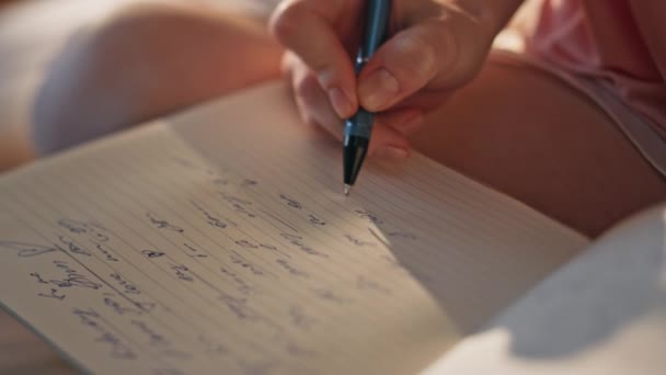 黄金の日光で日記を書くクローズアップハンド 未知のロマンチックな女の子は朝のパジャマでメモを作ります ティーンエイジャーの作家は 週末に家で楽しむ詩を指摘しました ノートブック企画コンセプト — ストック動画