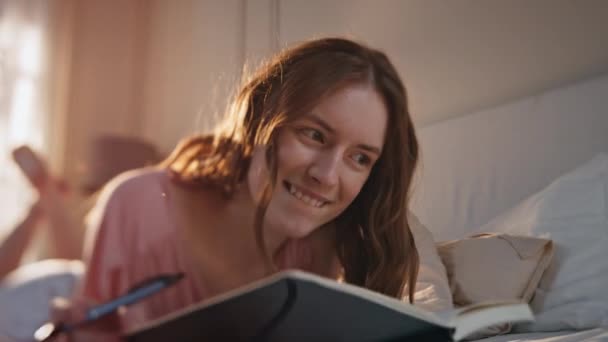 Ρομαντικό Κορίτσι Κρατά Ημερολόγιο Στο Σπίτι Closeup Εμπνευσμένη Χαρούμενη Γυναίκα — Αρχείο Βίντεο