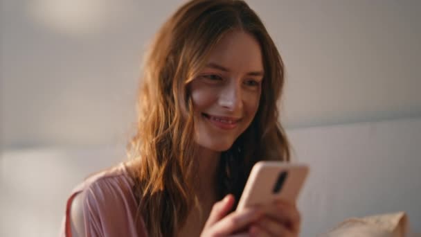 Glad Tonåring Använder Smartphone Sovrum Närbild Drömmande Flicka Läser Meddelande — Stockvideo