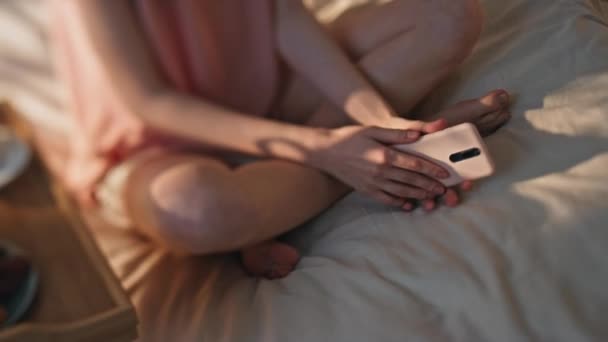 Weibliche Hände Halten Smartphone Sonniger Bettennahaufnahme Frühstückstisch Hotelzimmer Unerkannt Entspannte — Stockvideo