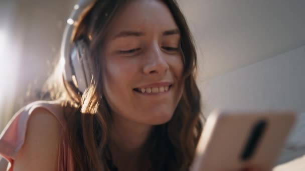 Gadis Remaja Mendengarkan Musik Dengan Headphone Closeup Wanita Bahagia Mengetik — Stok Video
