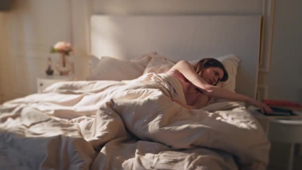 Chora Kobieta Leżąca Rano Łóżku Domu Zmęczona Kobieta Sprawdzająca Telefon — Wideo stockowe