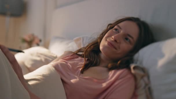 Vreedzaam Meisje Met Dagboek Bed Close Glimlachende Vrolijke Vrouw Die — Stockvideo