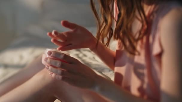 Kobieta Bliska Nakładająca Balsam Nogi Świetle Słonecznym Ręce Masują Krem — Wideo stockowe