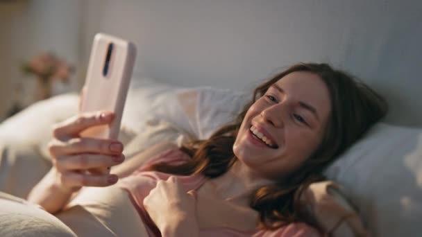 Glimlachend Meisje Maakt Videogesprek Thuis Close Ontspannen Vrouw Praten Online — Stockvideo