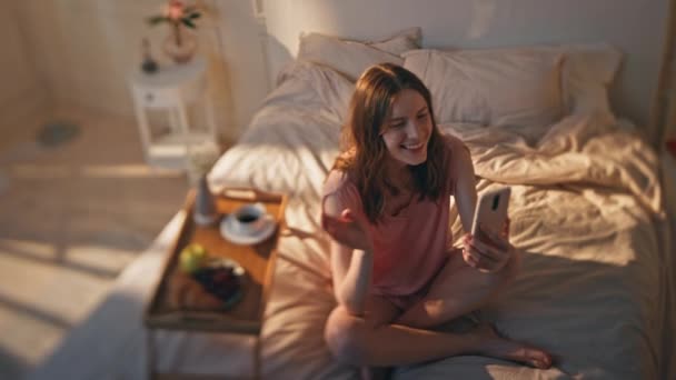 Radostná Žena Videoklipy Online Domácí Ložnici Usmívající Teenager Mávající Mobilním — Stock video