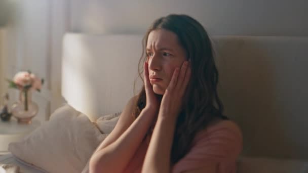 Ζαλισμένη Κοπέλα Που Νιώθει Πονοκέφαλο Πρωί Απογοητευμένη Γυναίκα Που Υποφέρει — Αρχείο Βίντεο
