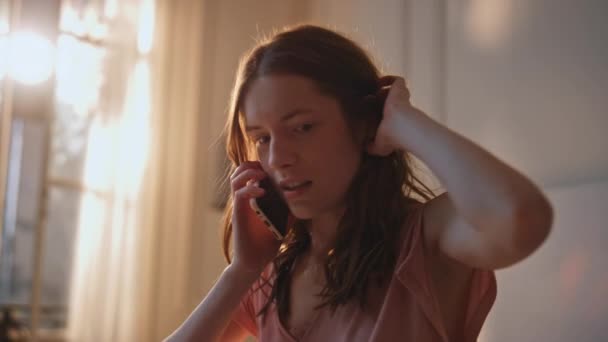 Νευρική Γυναίκα Μιλάει Κινητό Τηλέφωνο Πρωί Απογοητευμένη Κοπέλα Λαμβάνει Άσχημα — Αρχείο Βίντεο