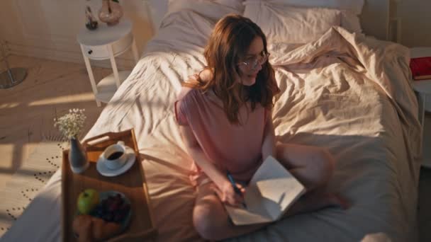 Lächelndes Mädchen Beim Morgendlichen Bücherschreiben Inspirierte Unbeschwerte Frau Die Ihrer — Stockvideo