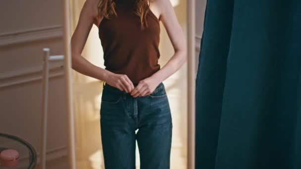Viktminskning Kvinnliga Zip Jeans Närbild Olycklig Kvinna Tittar Spegel Reflektion — Stockvideo