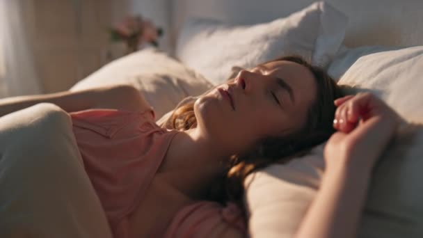 Дівчина Спить Ранкове Сонячне Світло Крупним Планом Спокійна Молода Жінка — стокове відео