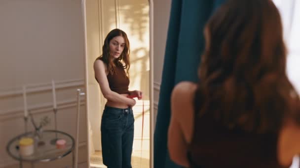 Bonne Fille Vérifier Taille Avec Ruban Mesurer Dans Reflet Miroir — Video