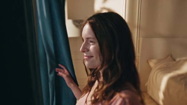 Morgens Öffnen Mädchen Vorhänge Schlafzimmer Nahaufnahme Lächelnde Frau Wacht Bei — Stockvideo