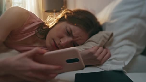 Wkurzona Dziewczyna Wyłącza Budzik Bliska Zdenerwowana Śpiąca Kobieta Budzi Się — Wideo stockowe