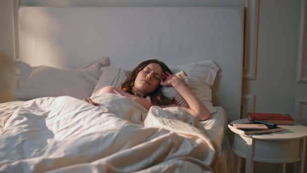 Zestresowana Kobieta Budzi Się Wcześnie Rano Wstrząśnięta Dziewczyna Zaspała Wyglądając — Wideo stockowe