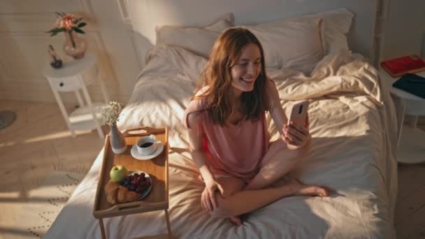 Joyful Girl Video Bellen Ochtend Hotelkamer Glimlachende Blogger Zwaait Opnemen — Stockvideo