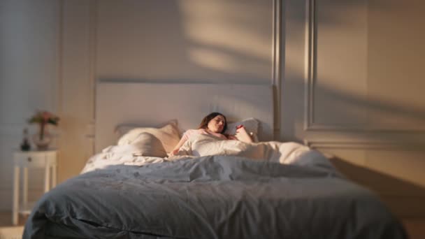 Rapariga Atrasada Dorme Demais Casa Manhã Mulher Chocada Acordar Fazer — Vídeo de Stock