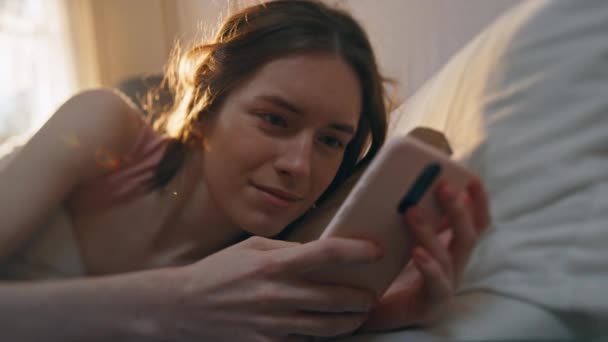 Primer Plano Soñoliento Chica Mensaje Smartphone Cama Cálmate Mujer Despierta — Vídeos de Stock