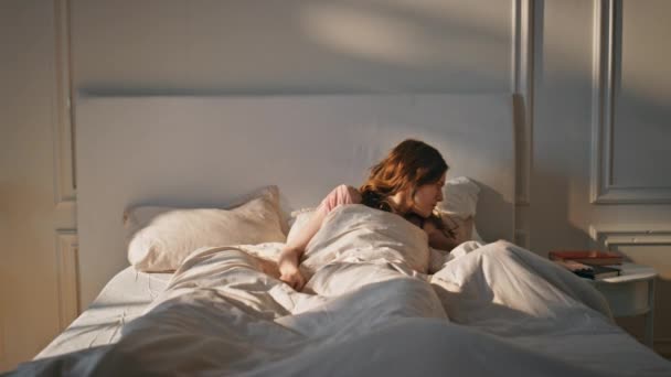 여자는 화창한 침실에서 일어난다 침대에서 시계를 좌절된 스트레스 작업에 일상적인 — 비디오
