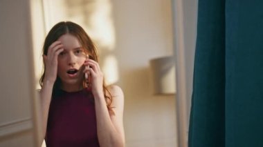 Güzel kız ayna yansımasında yakın çekim için hazır ol. Model gibi konuşan mutlu cep telefonları akşam partisini tartışıyor. Heyecanlı, neşeli bir kadın, görev başında kıyafet giymeye çalışıyor. Yaşam tarzı eğlence konsepti