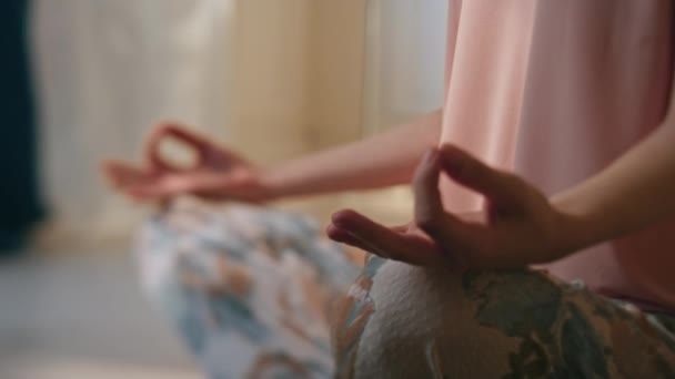 クローズアップガールの手は 蓮の位置で瞑想しています ムドラヨガを練習するセリーンな人 知られていない平和な禅の女性は 自宅で朝に呼吸を訓練します スピリチュアリティマインドフルネスコンセプト — ストック動画