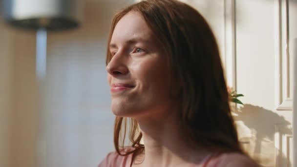 Mujer Serena Disfrutando Del Primer Plano Matutino Casa Sonriente Chica — Vídeo de stock