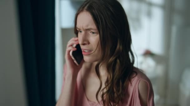 Irriteret Pige Taler Celle Natten Hjem Closeup Furious Kvinde Hænge – Stock-video