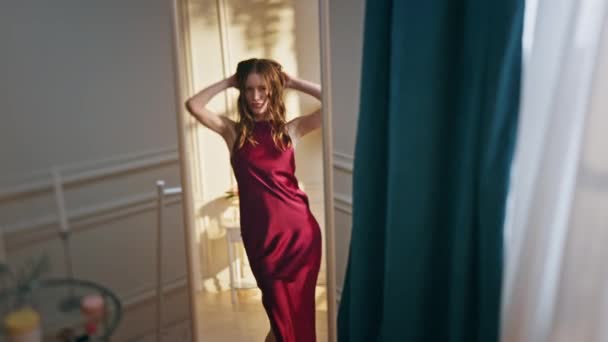 집에서 매력적인 소녀는 저녁에 재미를 빨간색 로맨틱 드레스 음악으로 — 비디오