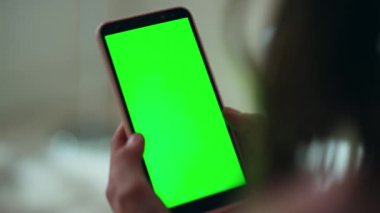 Akşamları elinde yeşil ekran akıllı telefonu tutan eller. Sosyal medyada mesaj okuyan kimliği belirsiz bir kadın. Krom anahtar cep telefonu uygulaması kullanan bir müşteri. İnternette model videosu izleyen kız