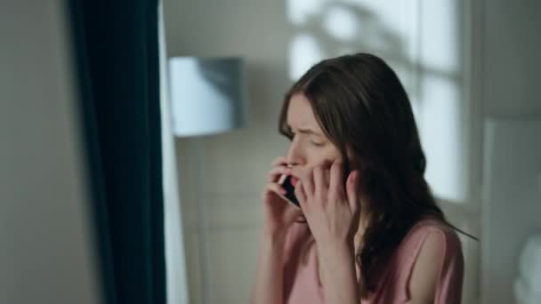 Femme Inquiète Parlant Téléphone Nuit Maison Gros Plan Fille Nerveuse — Video